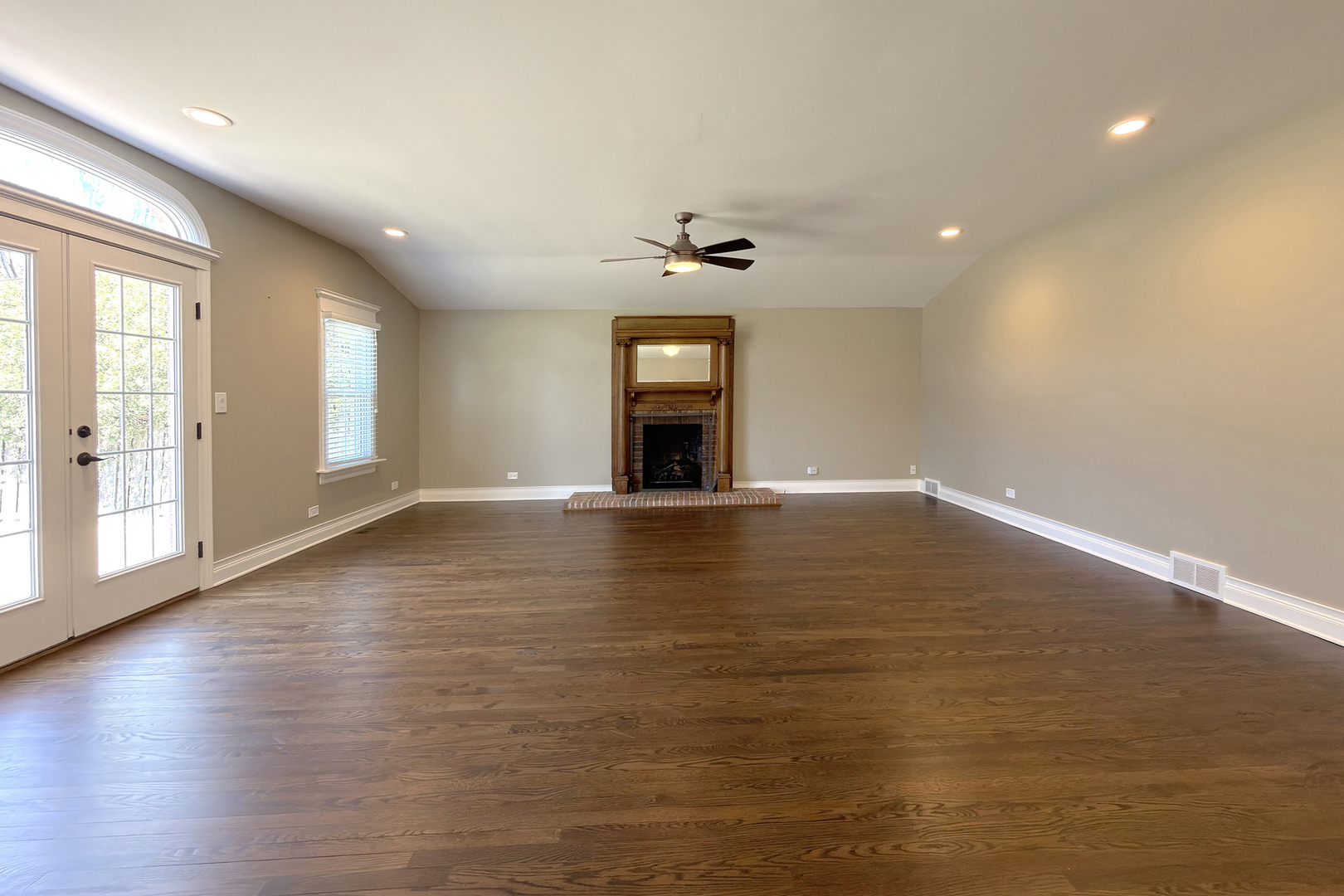 16 S Hi Lusi Avenue, Mount Prospect, IL 60056