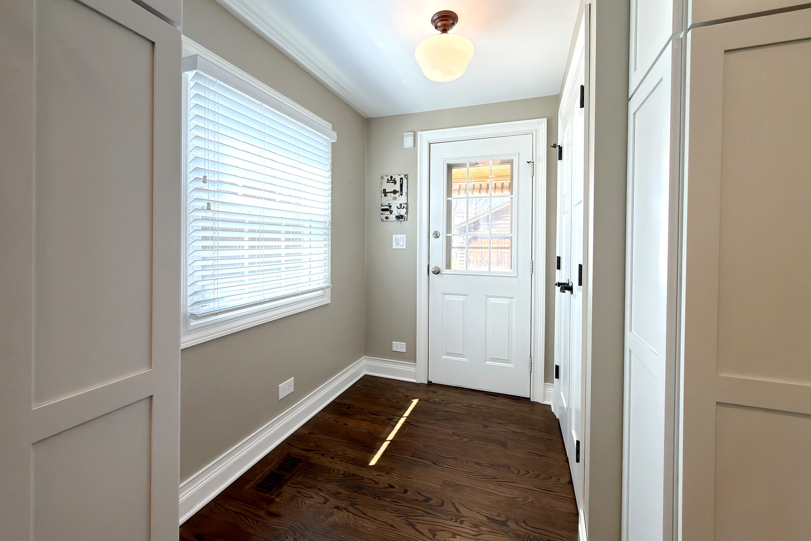 16 S Hi Lusi Avenue, Mount Prospect, IL 60056