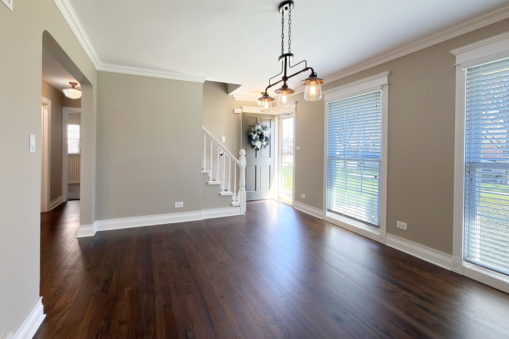 16 S Hi Lusi Avenue, Mount Prospect, IL 60056