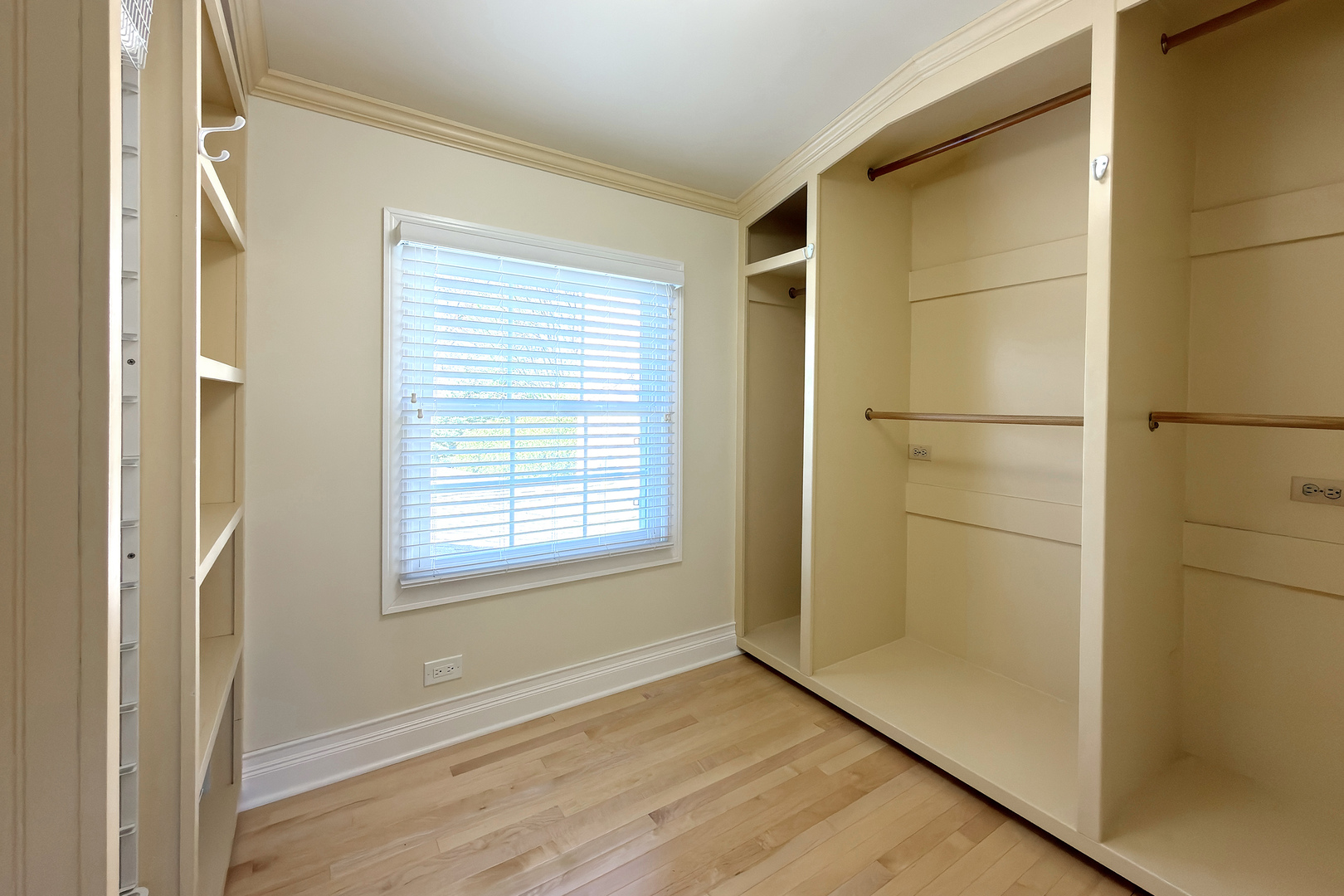 16 S Hi Lusi Avenue, Mount Prospect, IL 60056