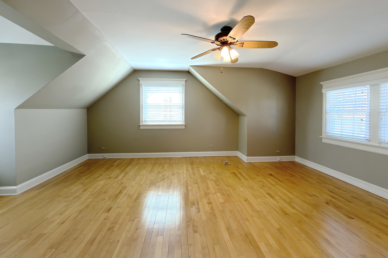 16 S Hi Lusi Avenue, Mount Prospect, IL 60056