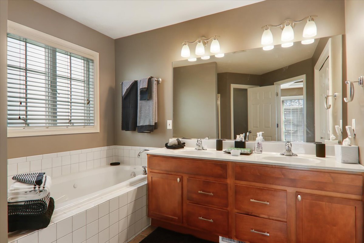 2219 Bracebridge Road, Bloomington, IL 61705