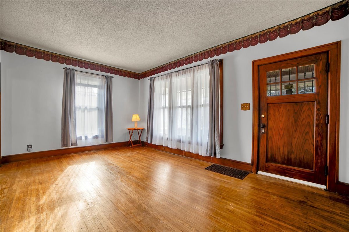 257 W Illinois Avenue, Aurora, IL 60506