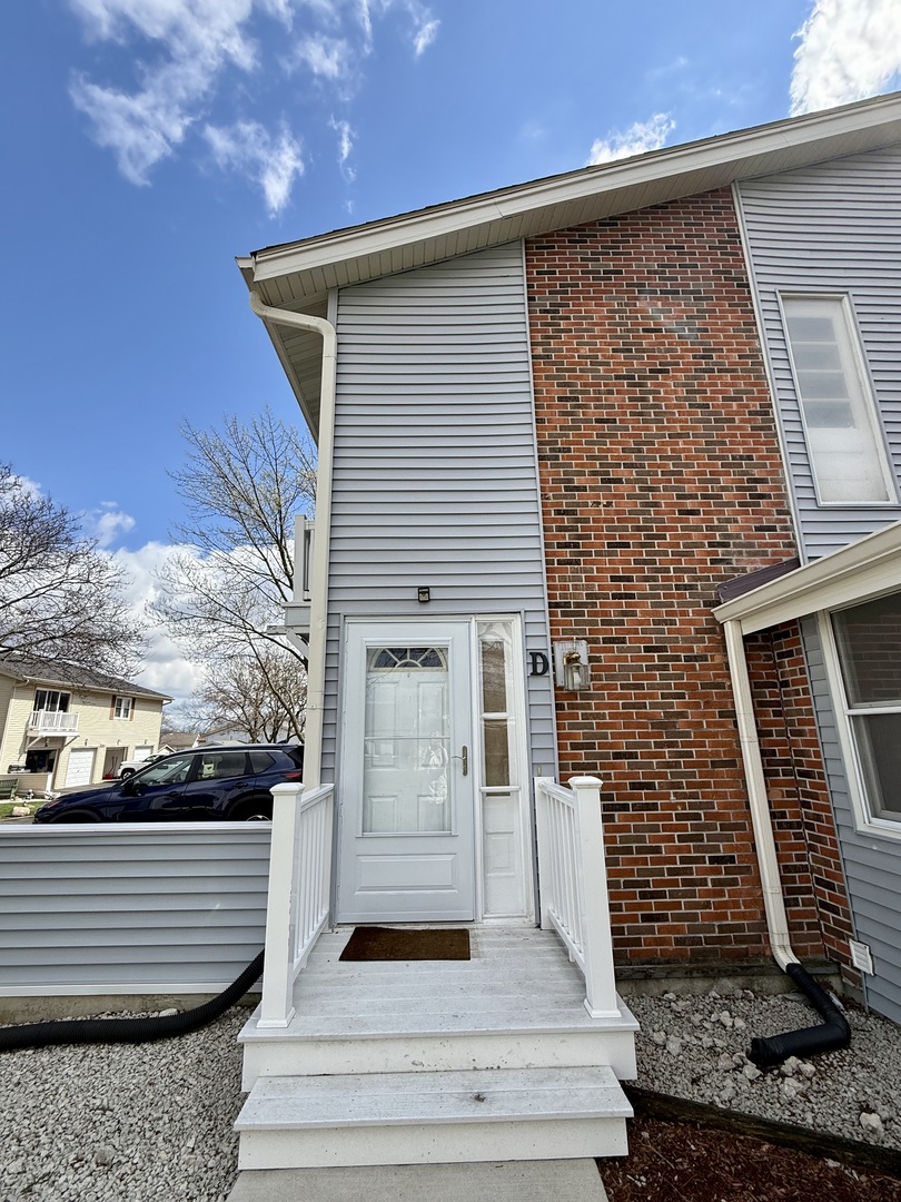 330 Hampton Court #D, Bloomingdale, IL 60108