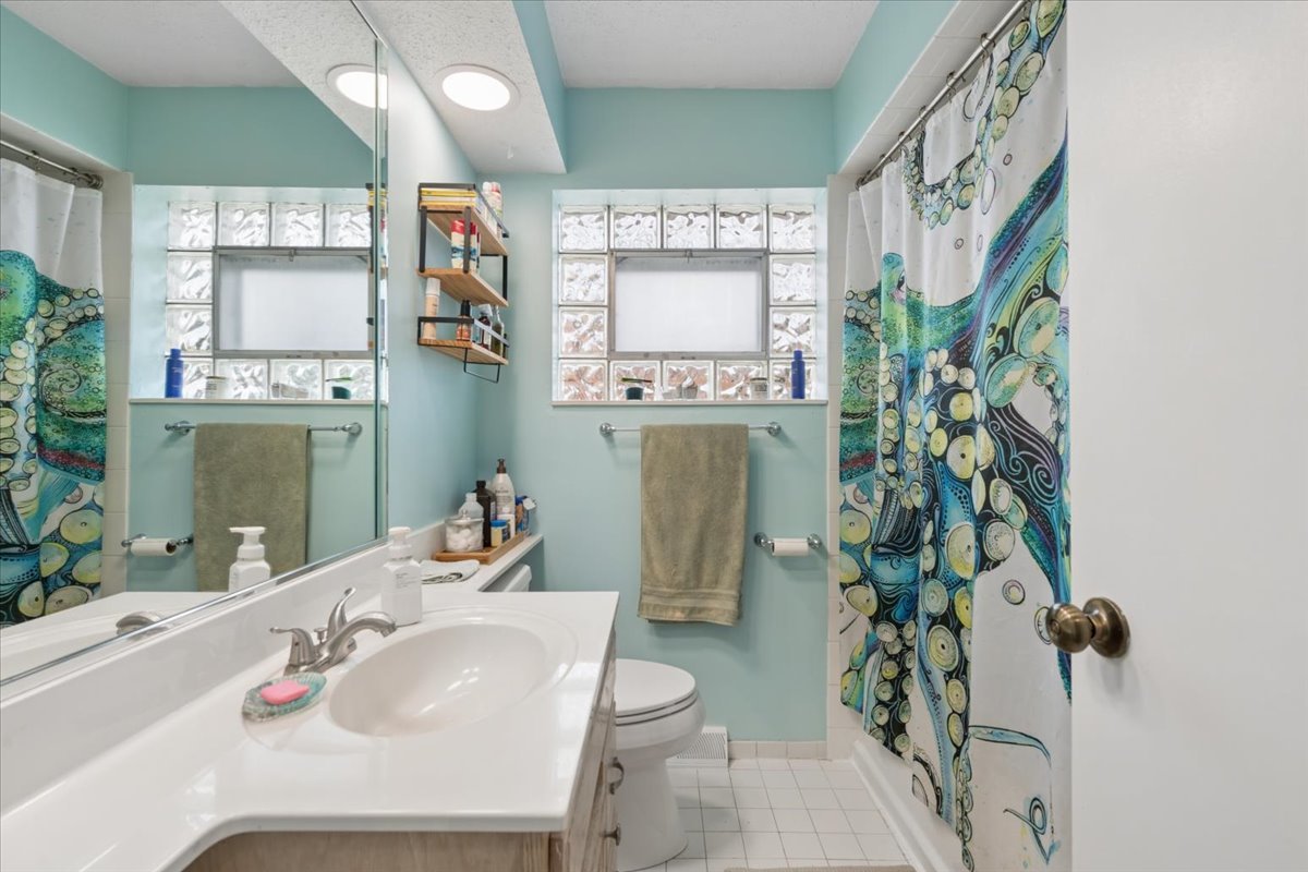 8657 W Lyndale Avenue, River Grove, IL 60171