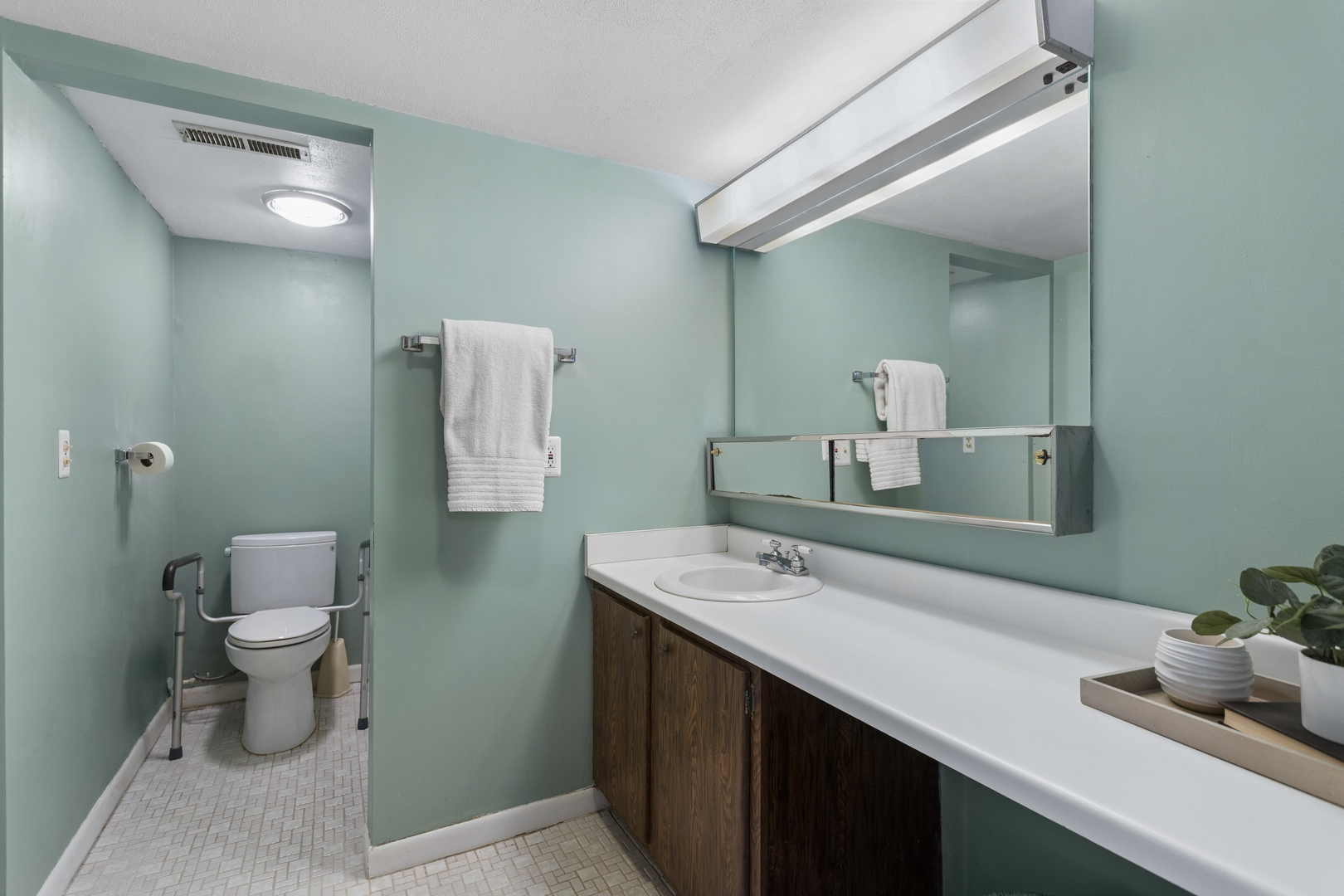 550 Timber Ridge Drive #204C, Carol Stream, IL 60188