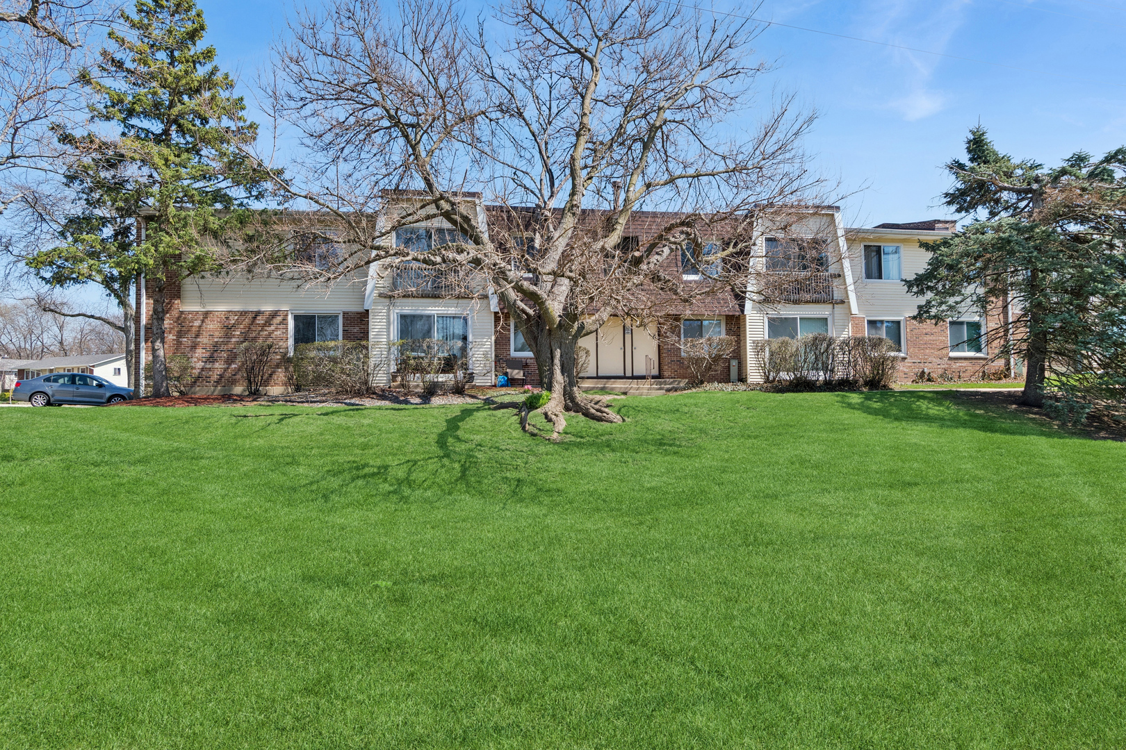 6818 Roberts Drive #6, Woodridge, IL 60517