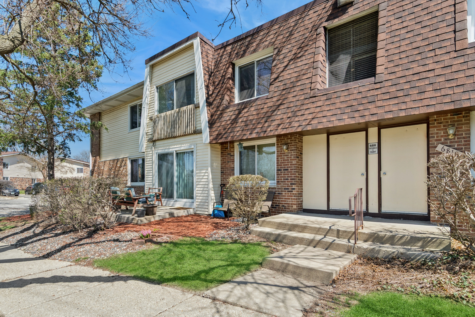 6818 Roberts Drive #6, Woodridge, IL 60517