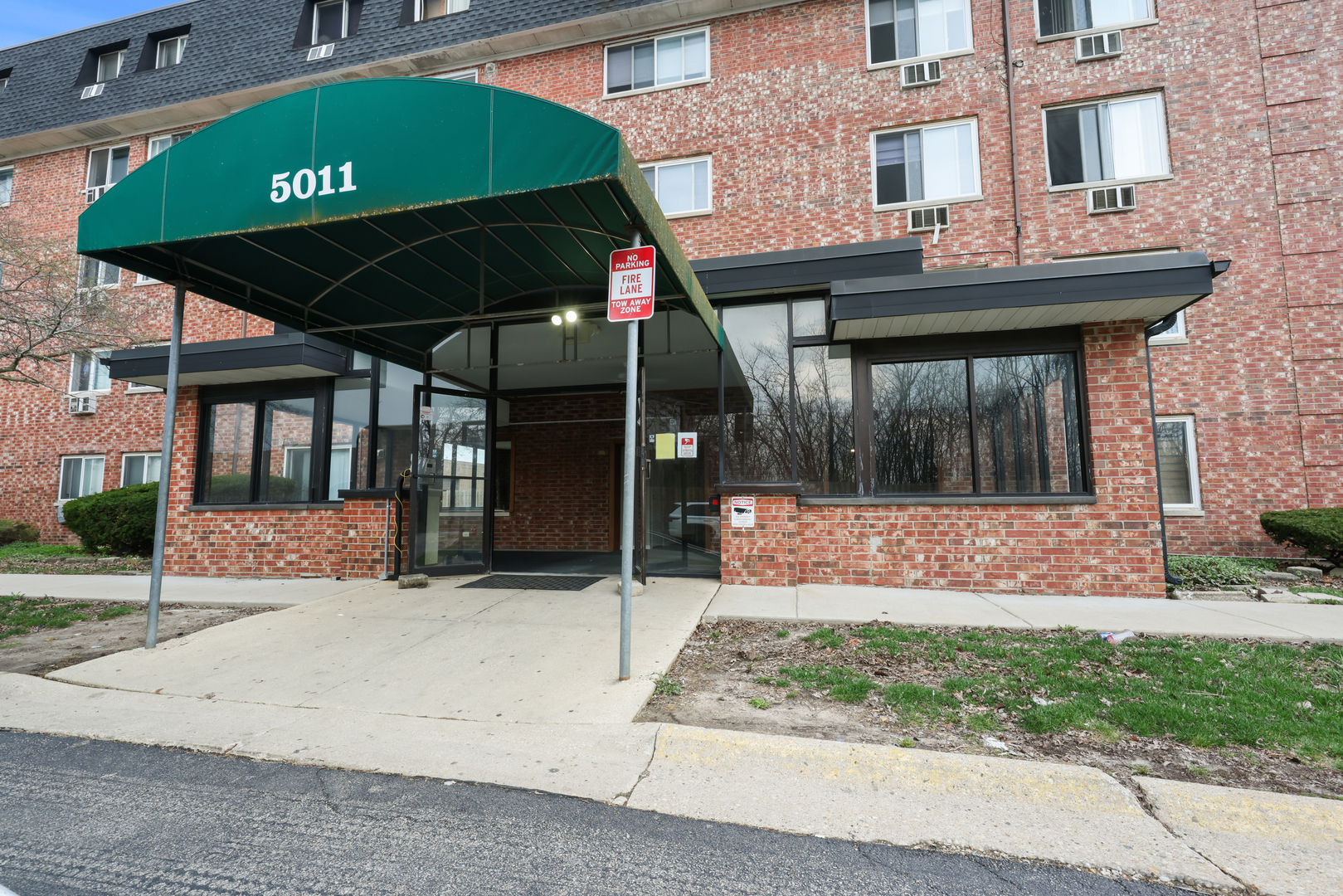 5011 Valley Lane #204, Streamwood, IL 60107