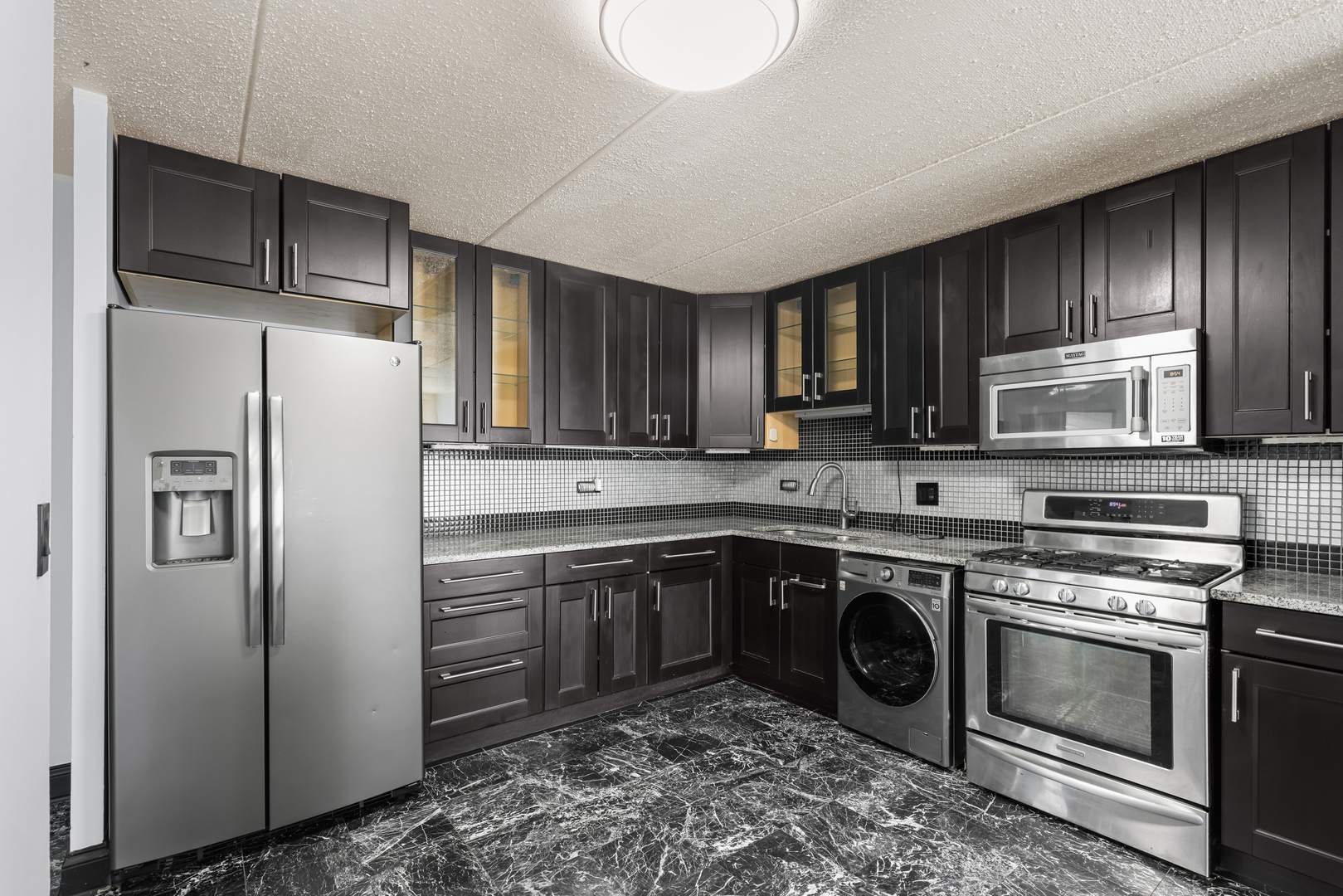 5011 Valley Lane #204, Streamwood, IL 60107