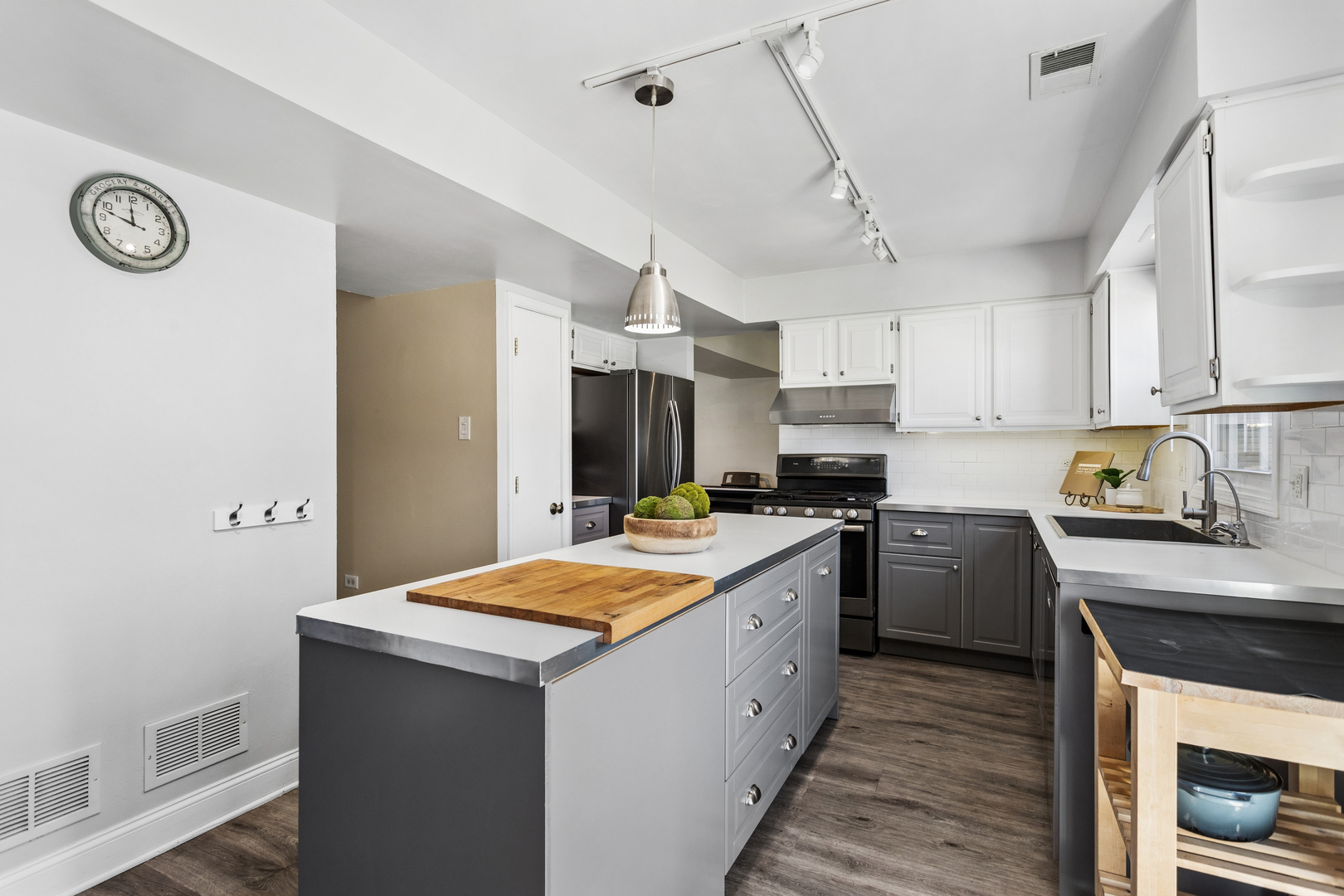 745 Buffalo Circle, Carol Stream, IL 60188