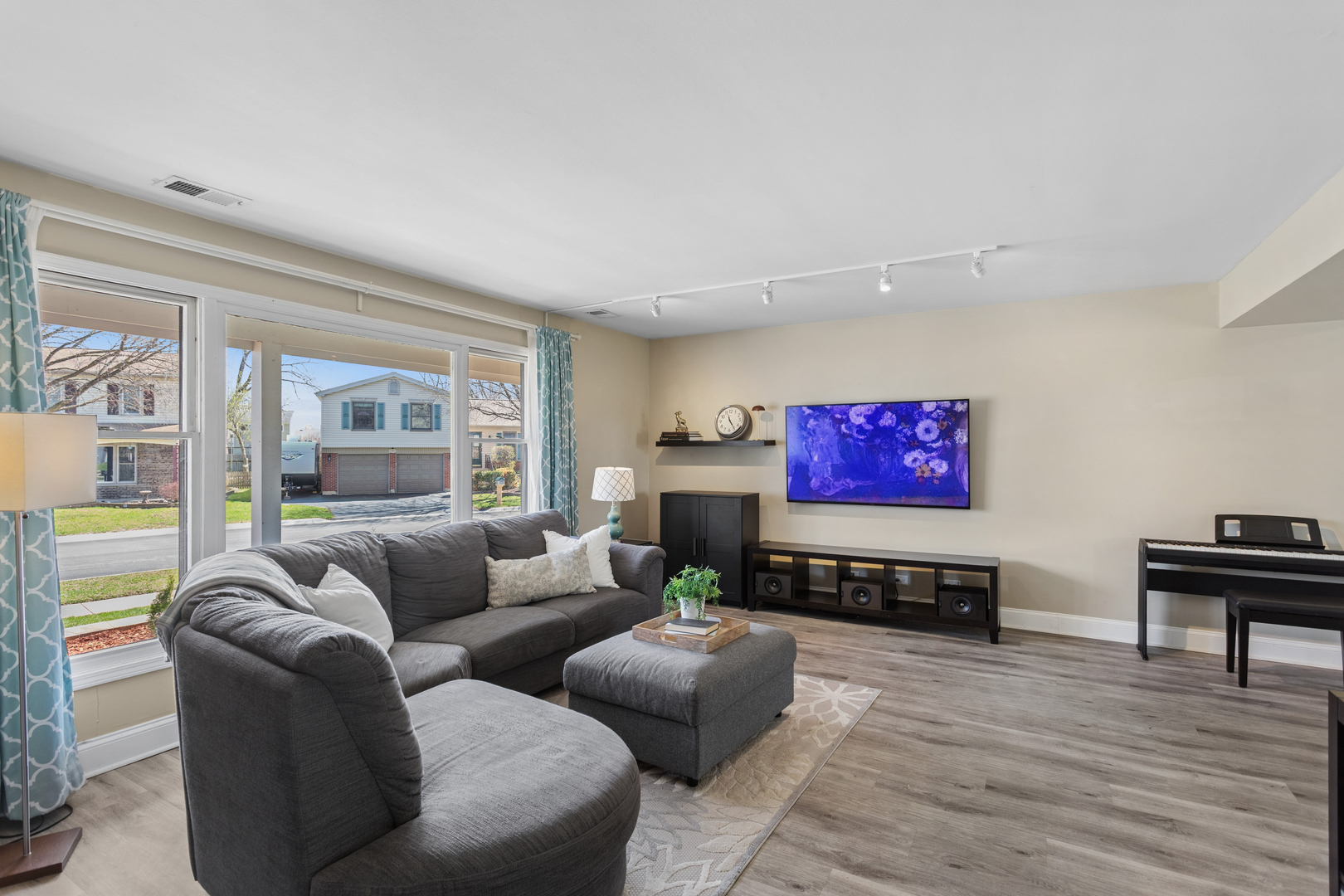 745 Buffalo Circle, Carol Stream, IL 60188