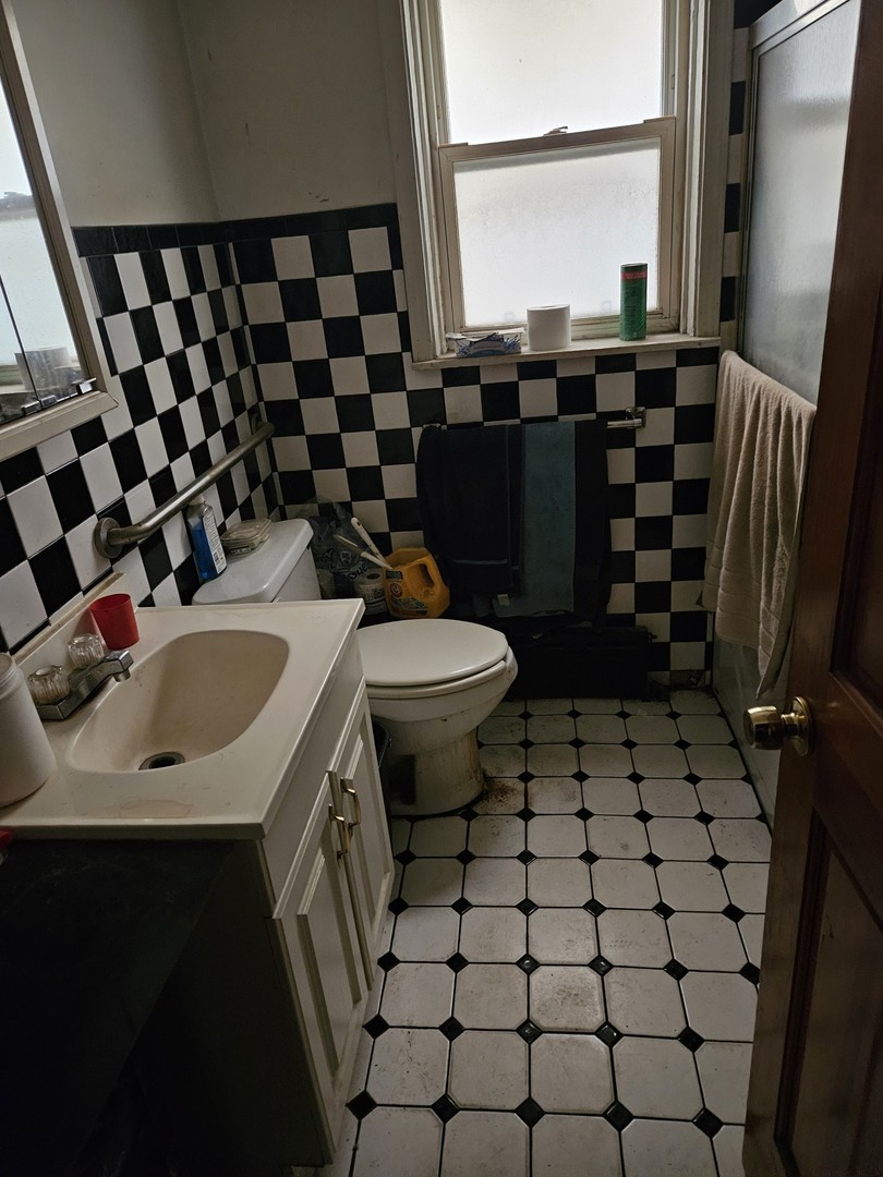 4915 N Troy Street, Chicago, IL 60625