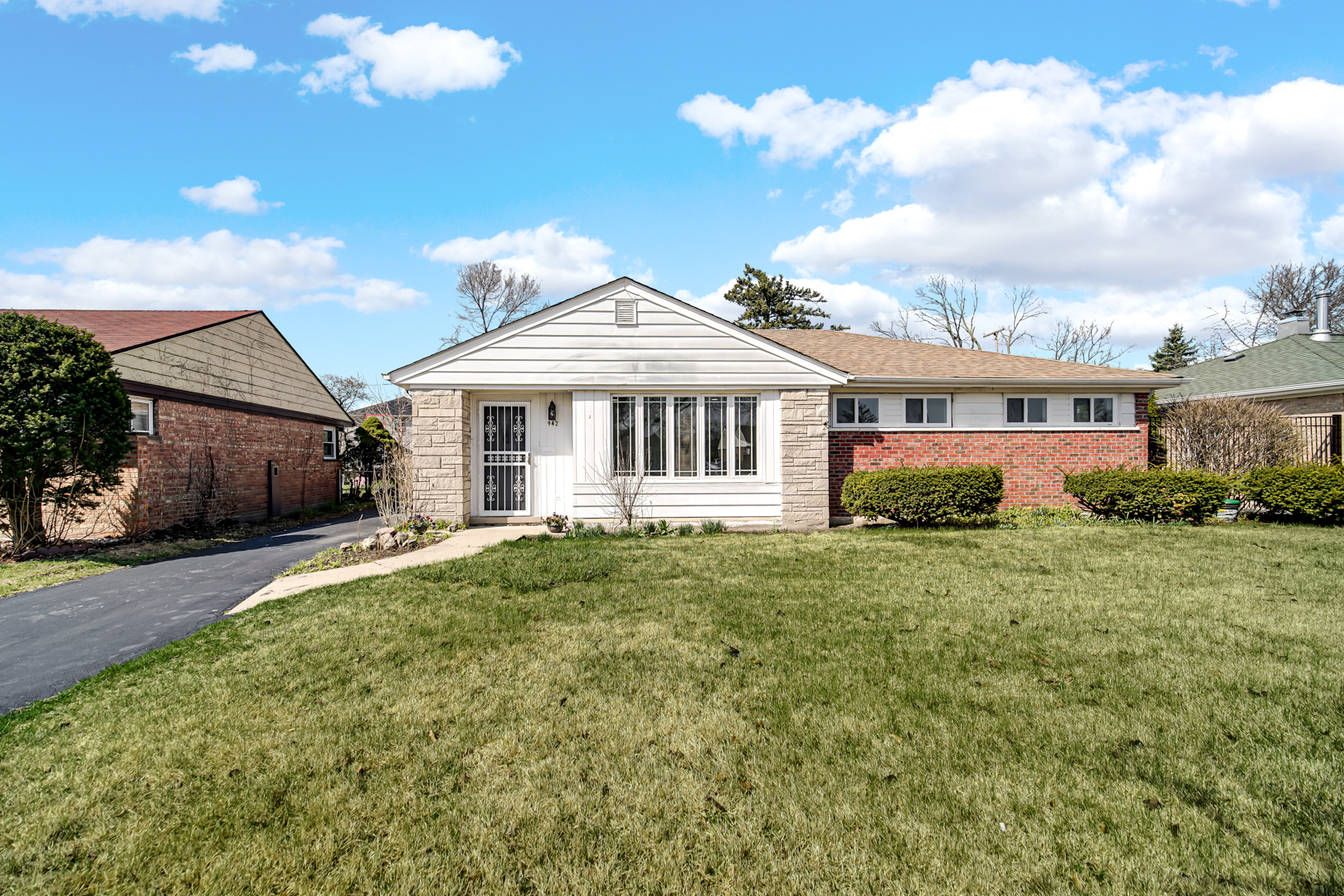 942 W Villa Drive, Des Plaines, IL 60016
