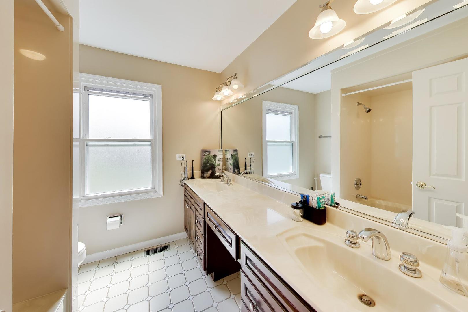 5405 Silentbrook Lane, Rolling Meadows, IL 60008