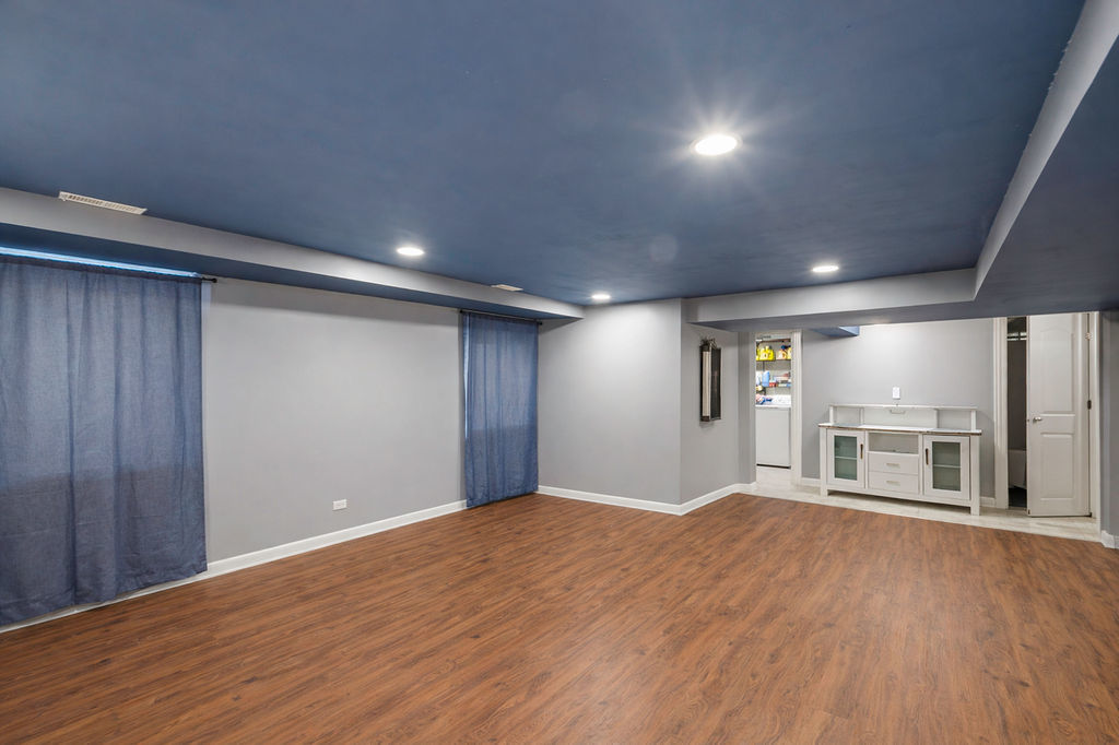 9829 S 51st Avenue, Oak Lawn, IL 60453