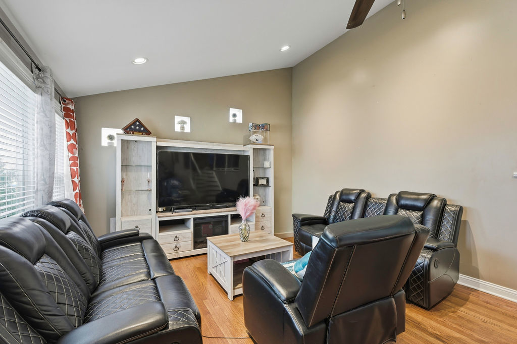 9829 S 51st Avenue, Oak Lawn, IL 60453