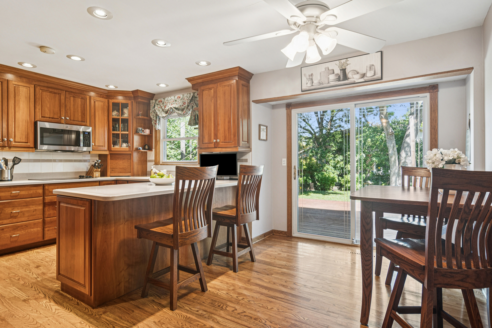 1102 E Waverly Drive, Arlington Heights, IL 60004