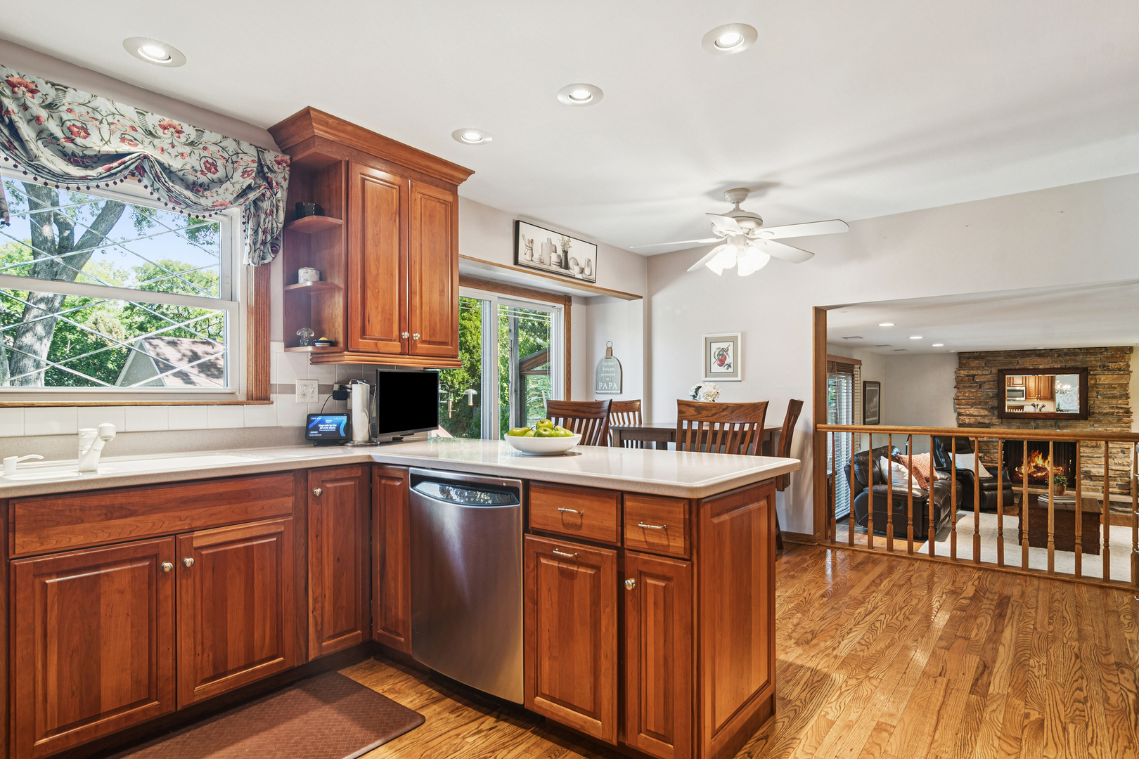 1102 E Waverly Drive, Arlington Heights, IL 60004