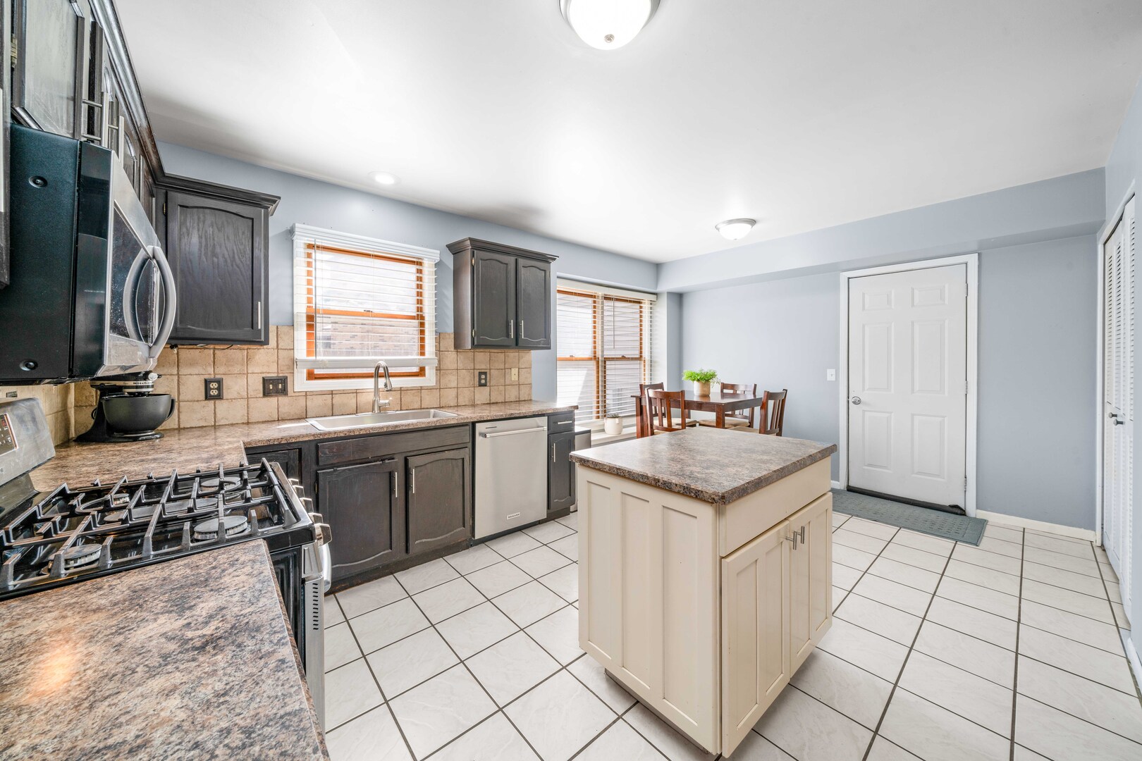 174 Edgewater Court, Montgomery, IL 60538