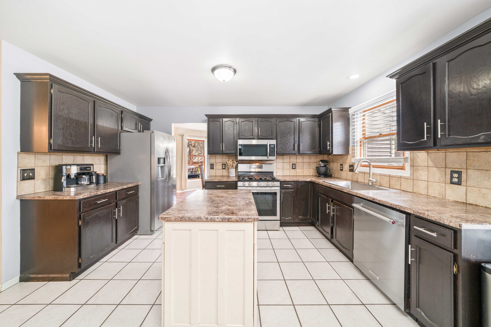 174 Edgewater Court, Montgomery, IL 60538