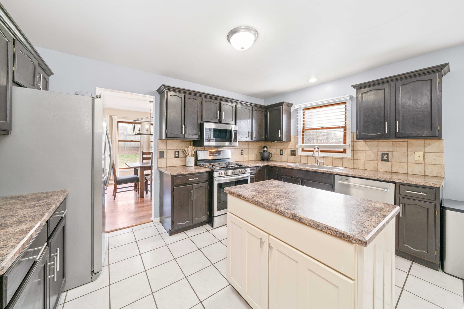 174 Edgewater Court, Montgomery, IL 60538