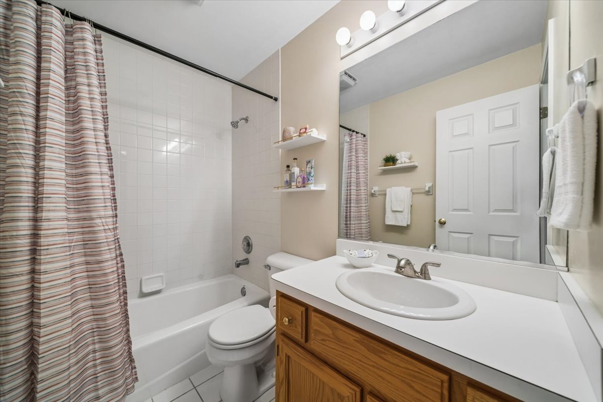 1239 Thackery Court, Naperville, IL 60564