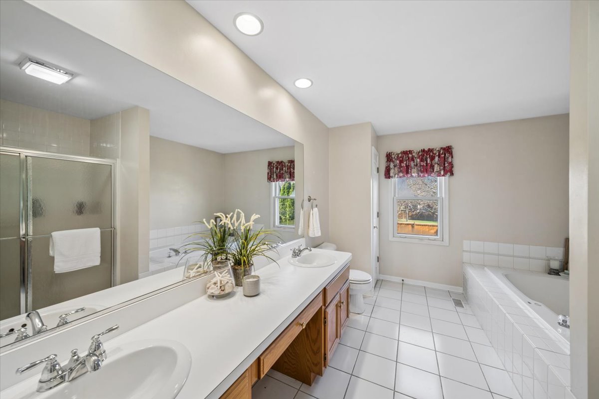 1239 Thackery Court, Naperville, IL 60564