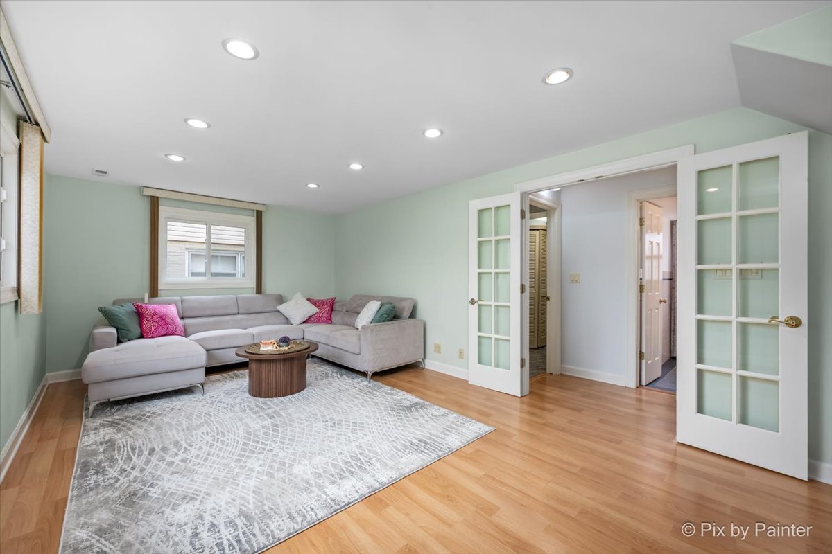 458 N 5th Avenue, Des Plaines, IL 60016