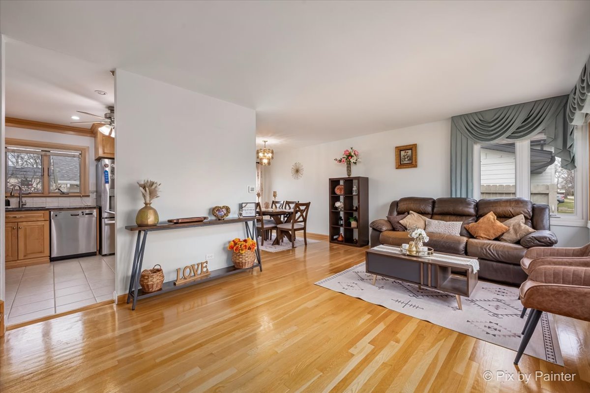 458 N 5th Avenue, Des Plaines, IL 60016