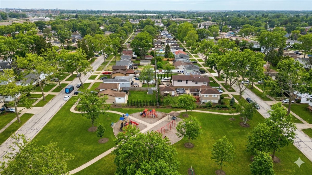 458 N 5th Avenue, Des Plaines, IL 60016