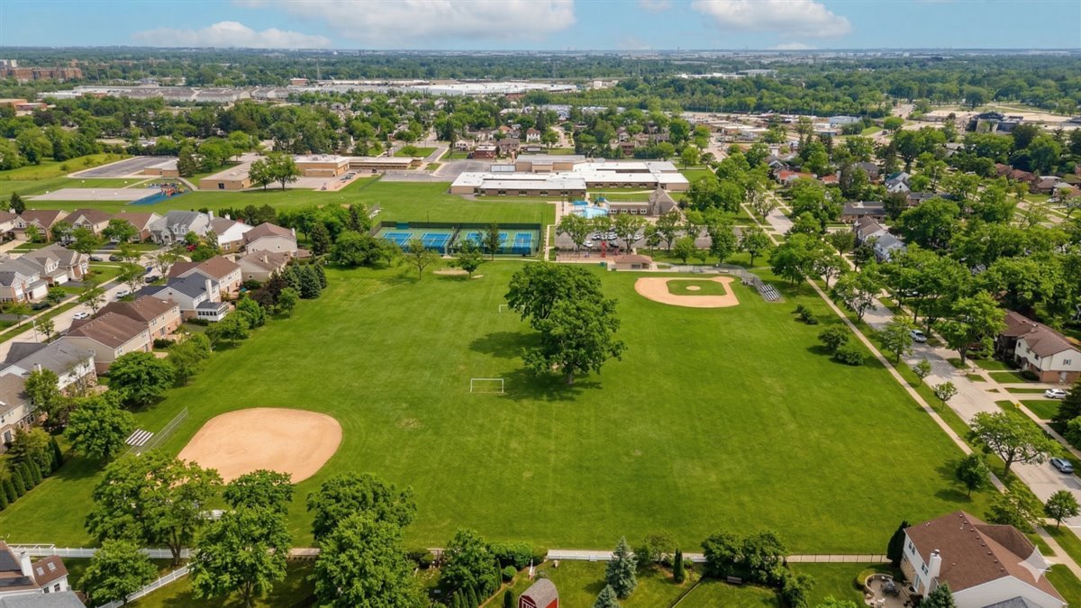 458 N 5th Avenue, Des Plaines, IL 60016