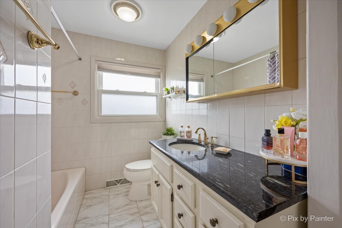 458 N 5th Avenue, Des Plaines, IL 60016