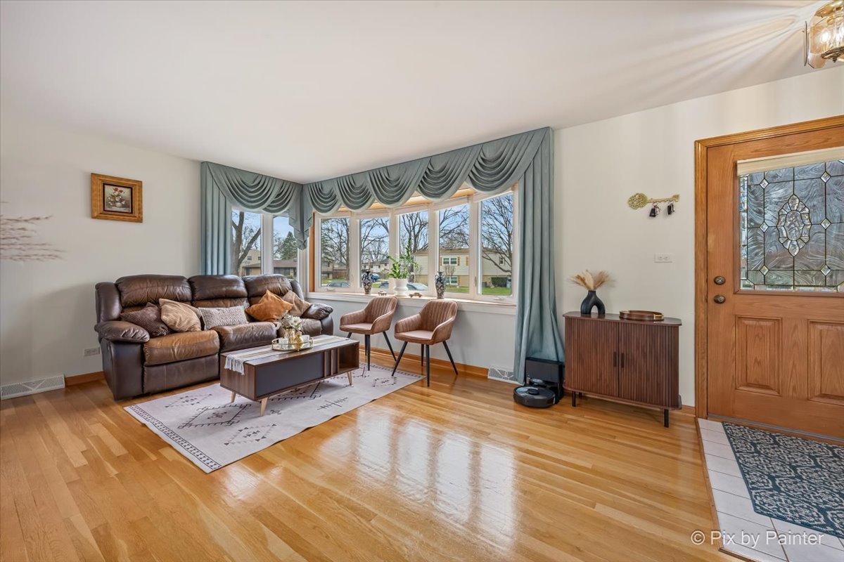 458 N 5th Avenue, Des Plaines, IL 60016