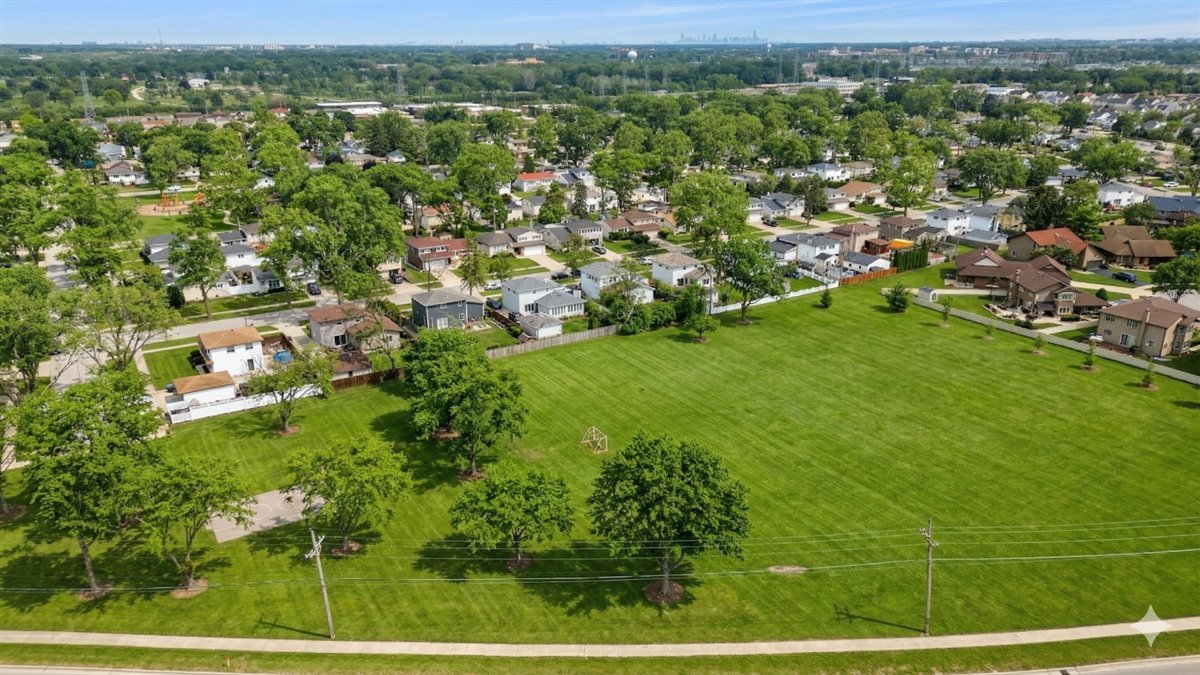 458 N 5th Avenue, Des Plaines, IL 60016