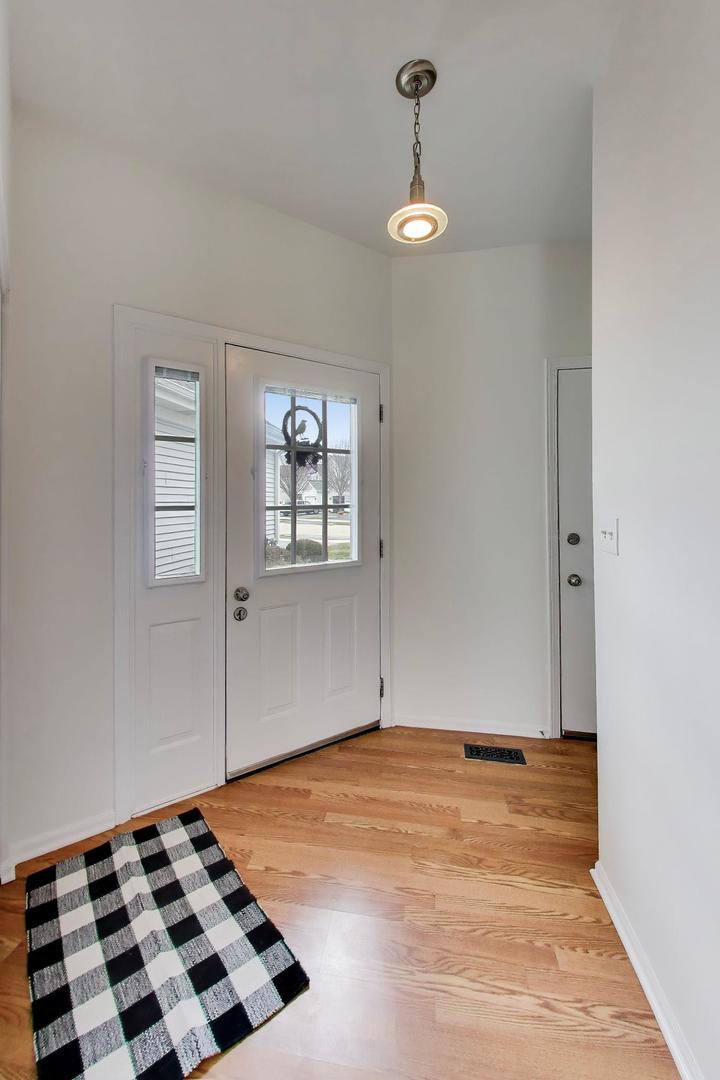 17804 W Braewick Road, Gurnee, IL 60031