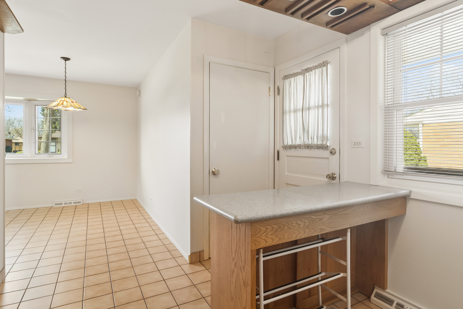 589 Jon Lane, Des Plaines, IL 60016