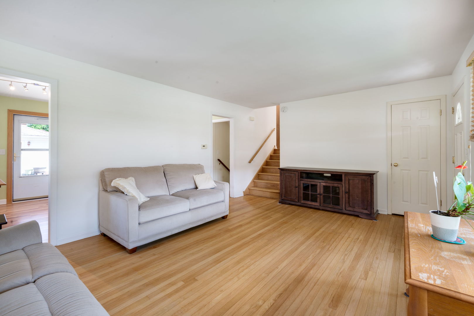 913 S Mitchell Avenue, Elmhurst, IL 60126