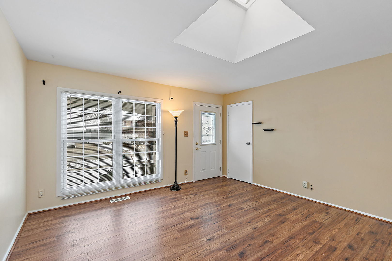 213 Villa Road, Streamwood, IL 60107