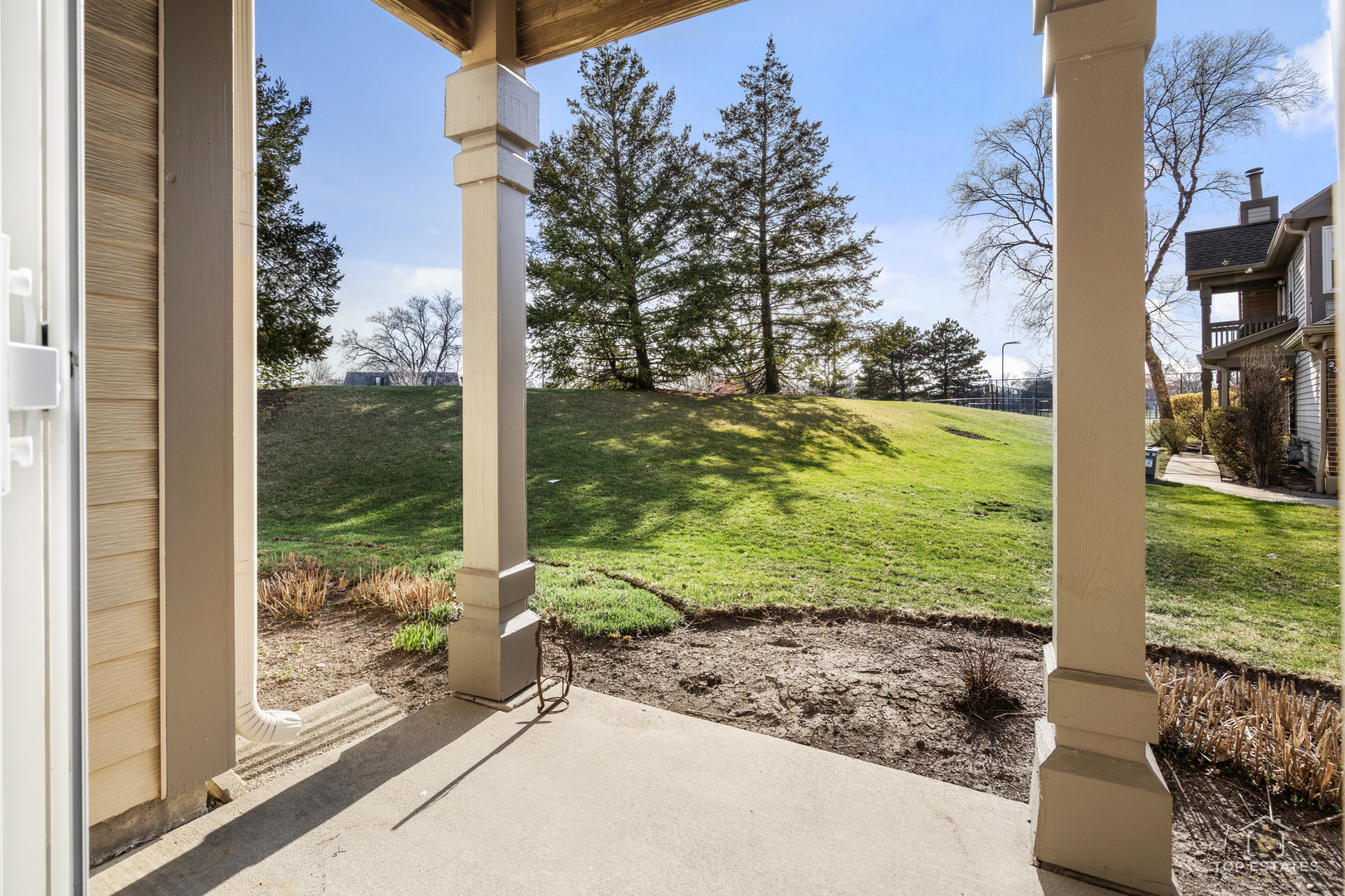 219 Old Oak Court, Buffalo Grove, IL 60089