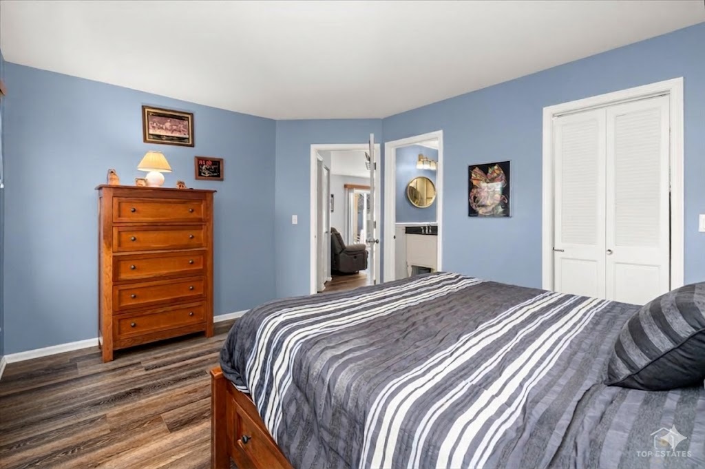 219 Old Oak Court, Buffalo Grove, IL 60089