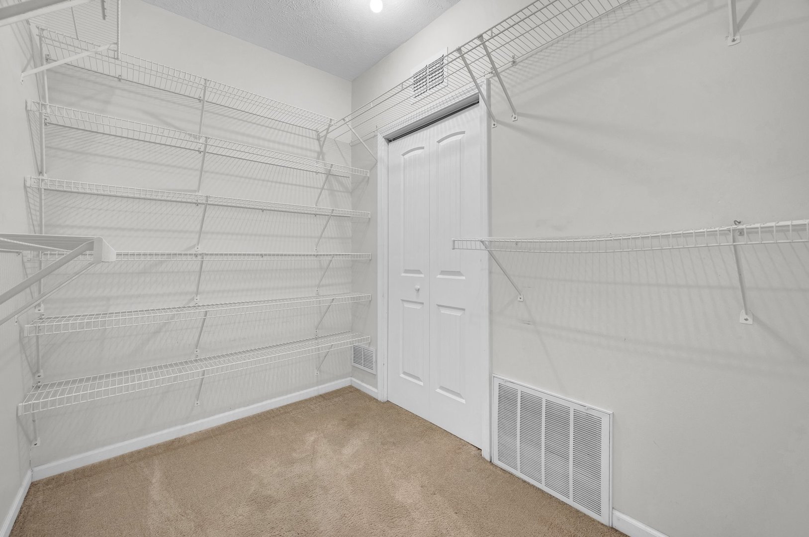 19042 Whisper Lane, Bloomington, IL 61705