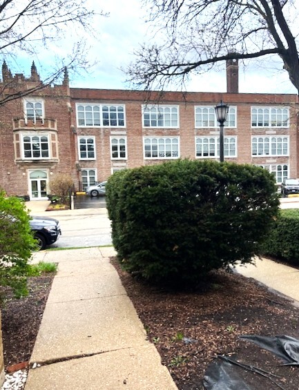 33 S Madison Avenue #1B, La Grange, IL 60525