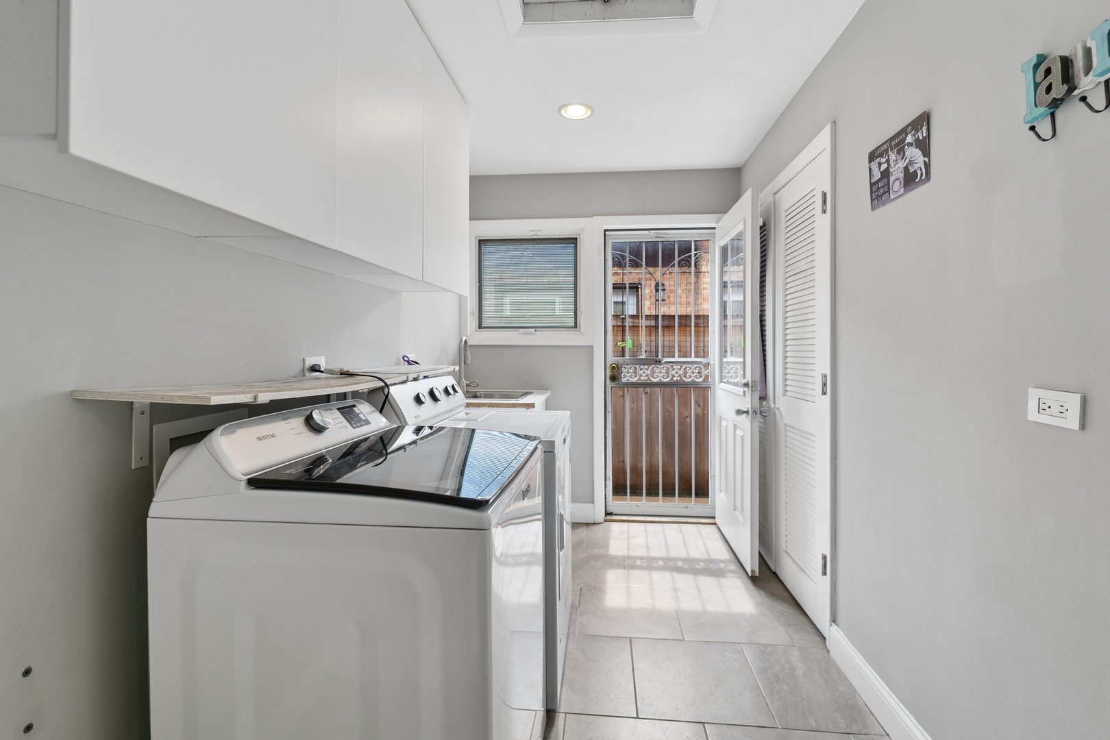 10222 S California Avenue, Evergreen Park, IL 60805