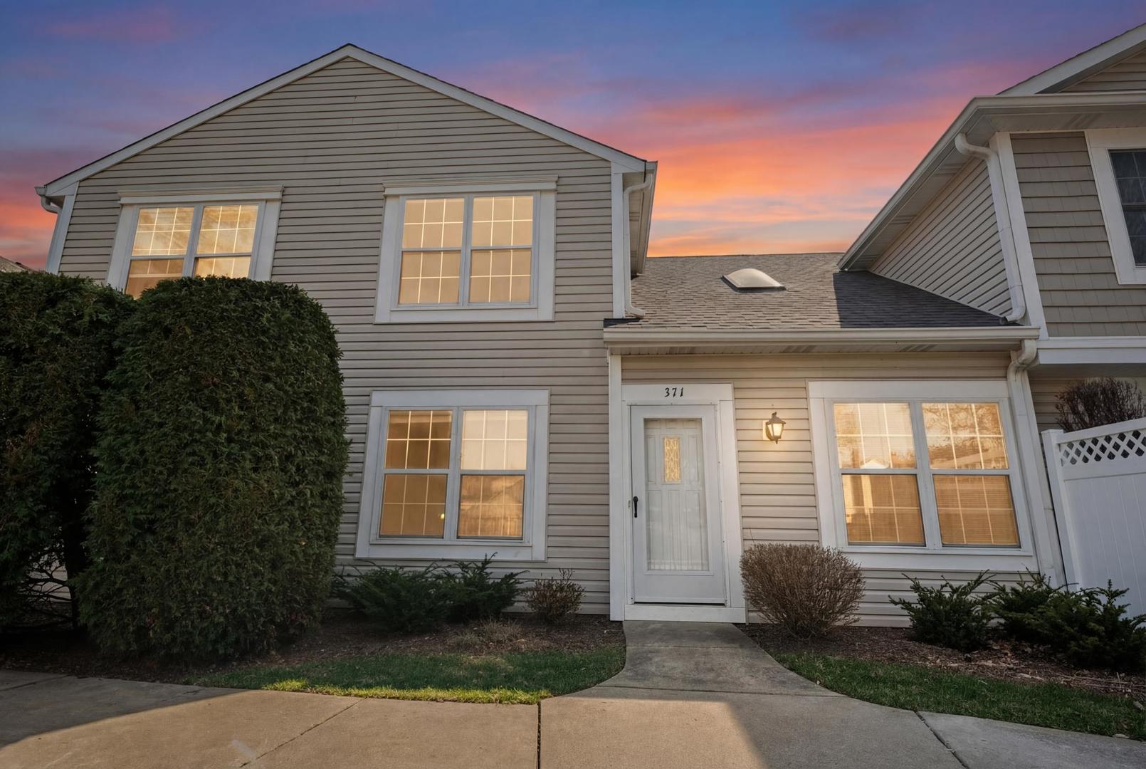 371 Le Parc Circle, Buffalo Grove, IL 60089