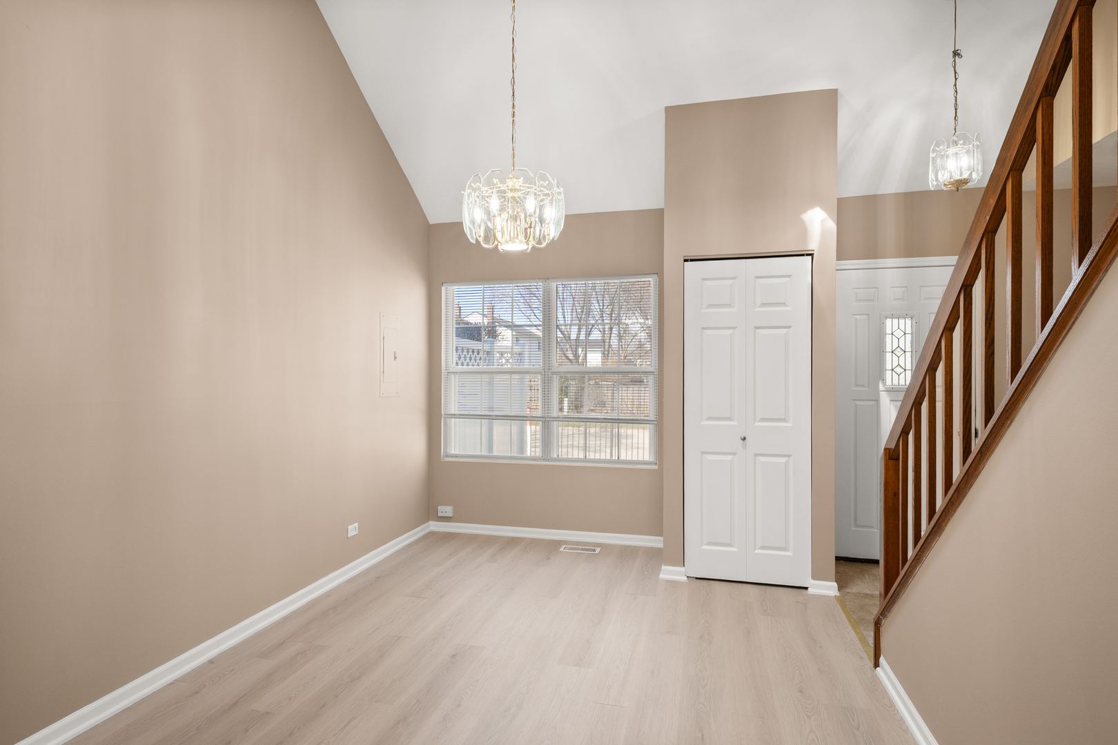 371 Le Parc Circle, Buffalo Grove, IL 60089