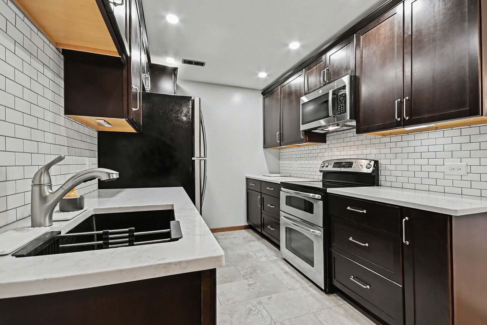 1484 Stonebridge Circle #B6, Wheaton, IL 60189