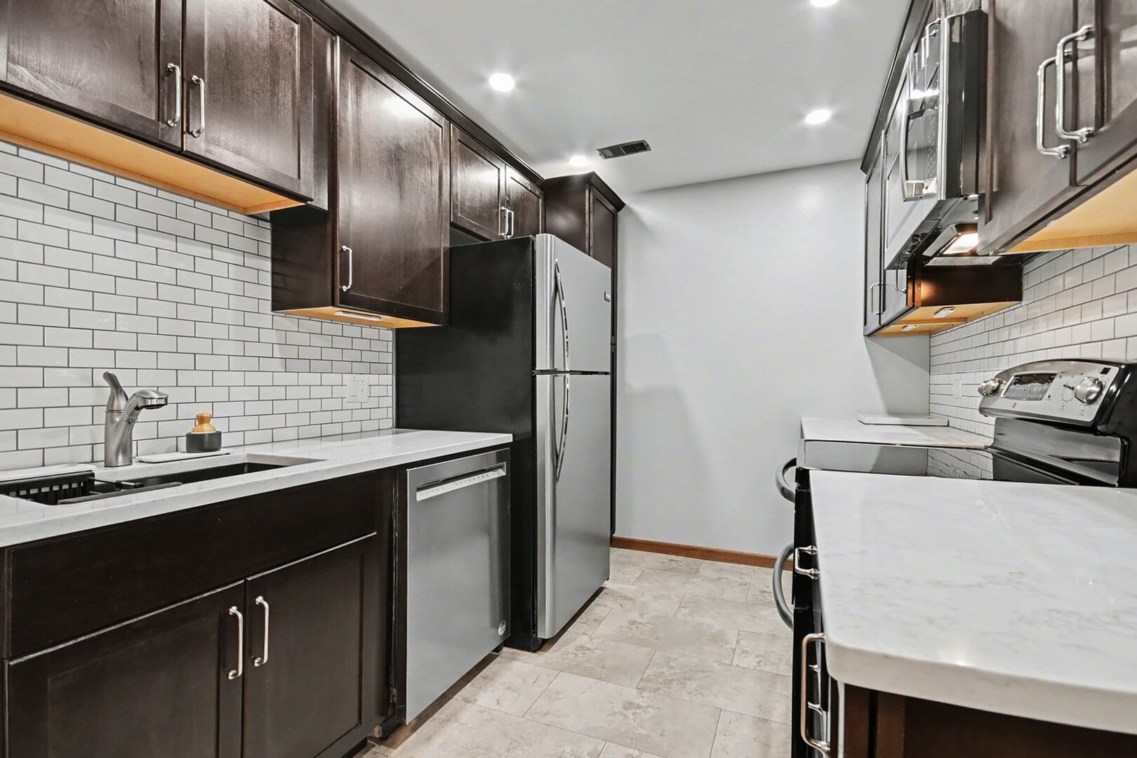 1484 Stonebridge Circle #B6, Wheaton, IL 60189