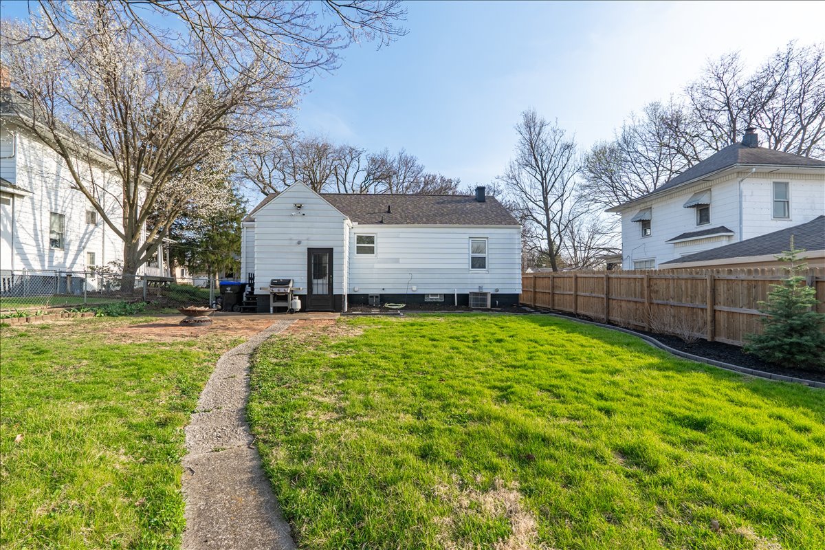 8 Felton Place, Bloomington, IL 61701