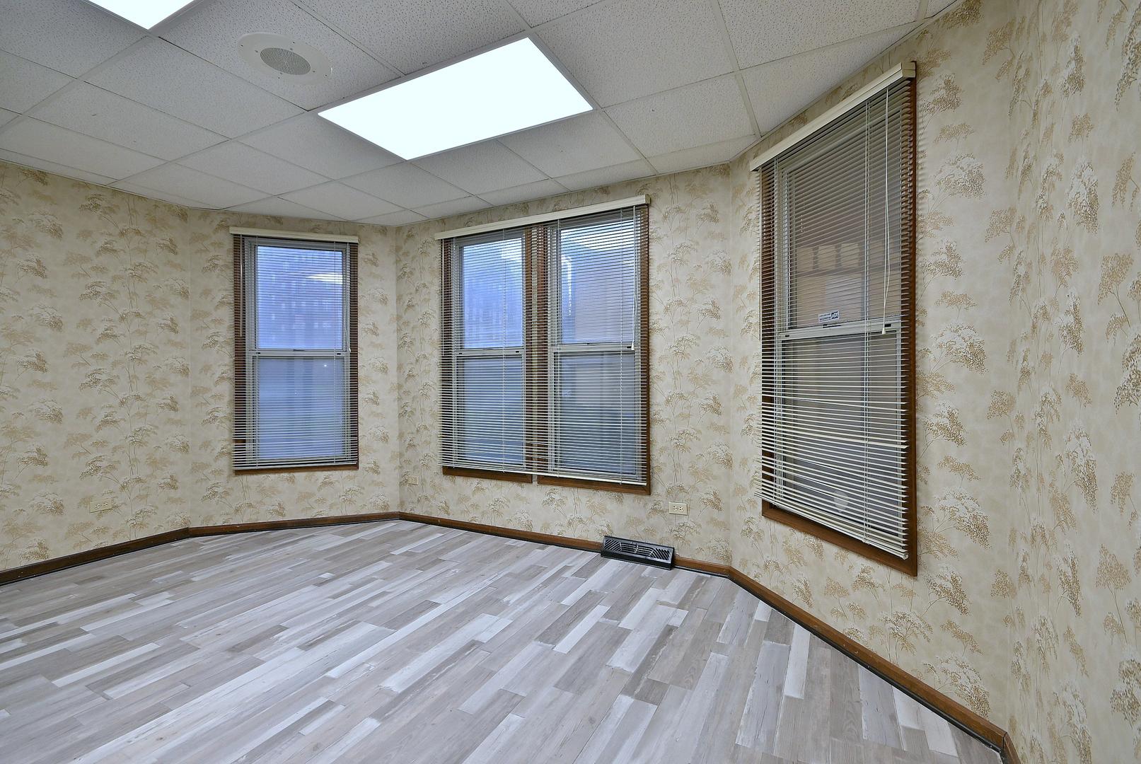 442 N Lake Street, Aurora, IL 60506